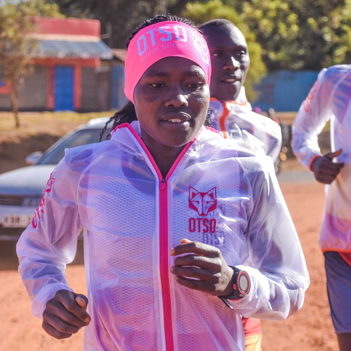 OTSO Wasserdichte Laufjacke - White & Fluo Pink – Produktansicht 22