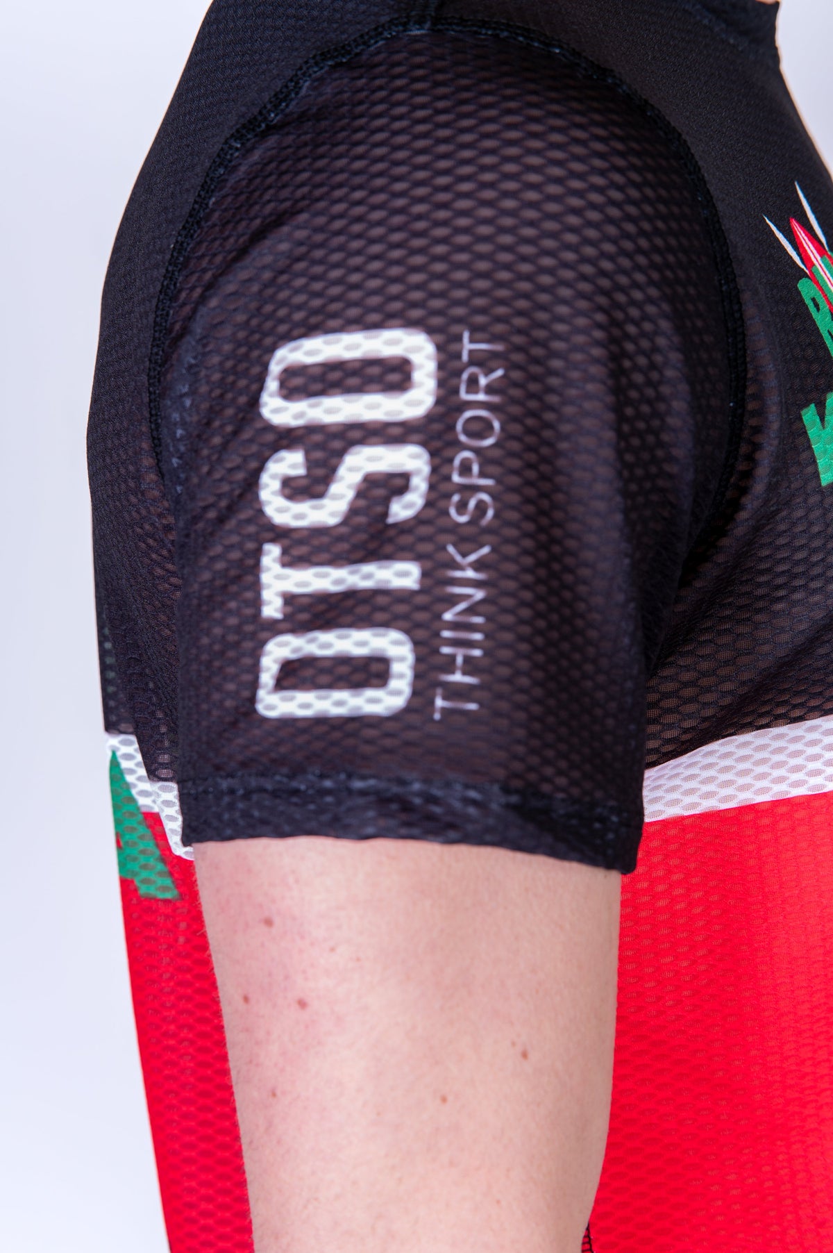 OTSO Herren Kurzarm-Funktionsshirt - Run Kenya – Produktansicht 11