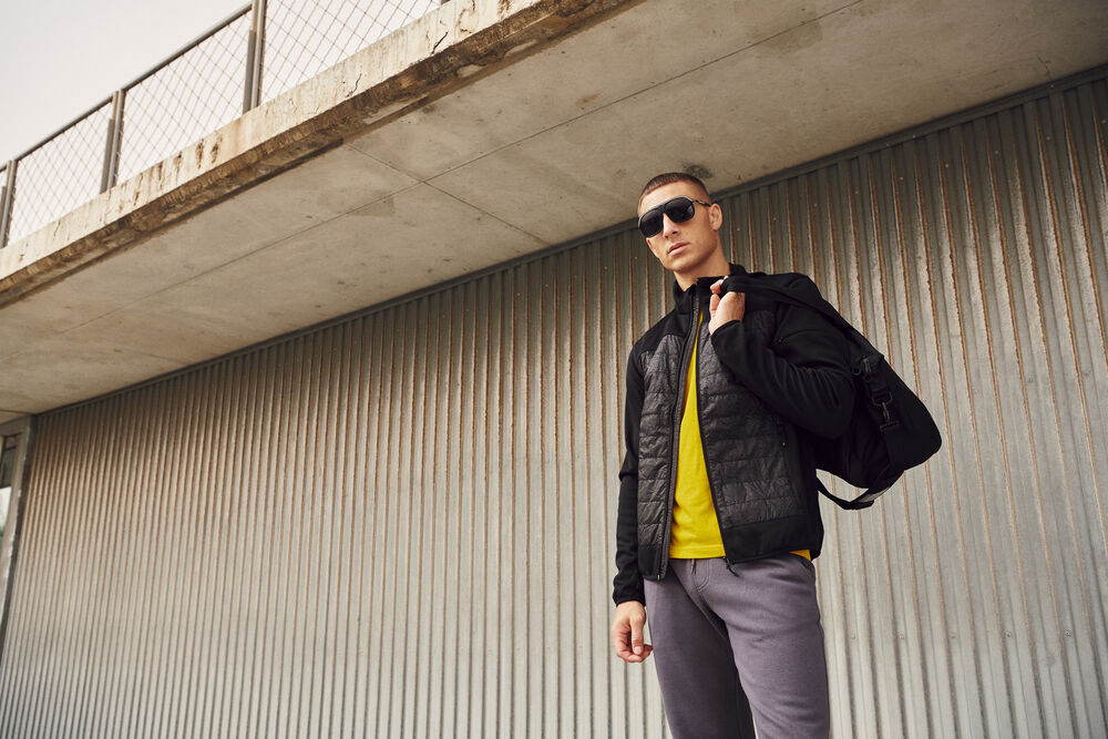 Custer von Clique – Black