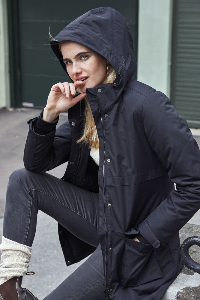 Lindy von Clique – Black