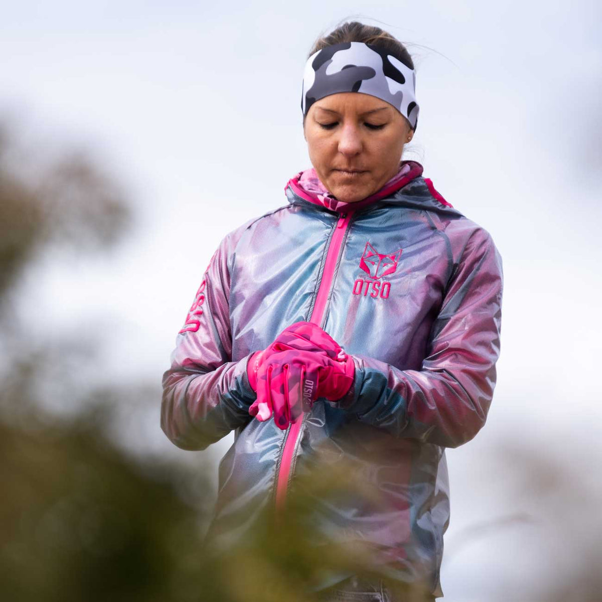 OTSO Wasserdichte Laufjacke - Black & Fluo Pink – Produktansicht 21