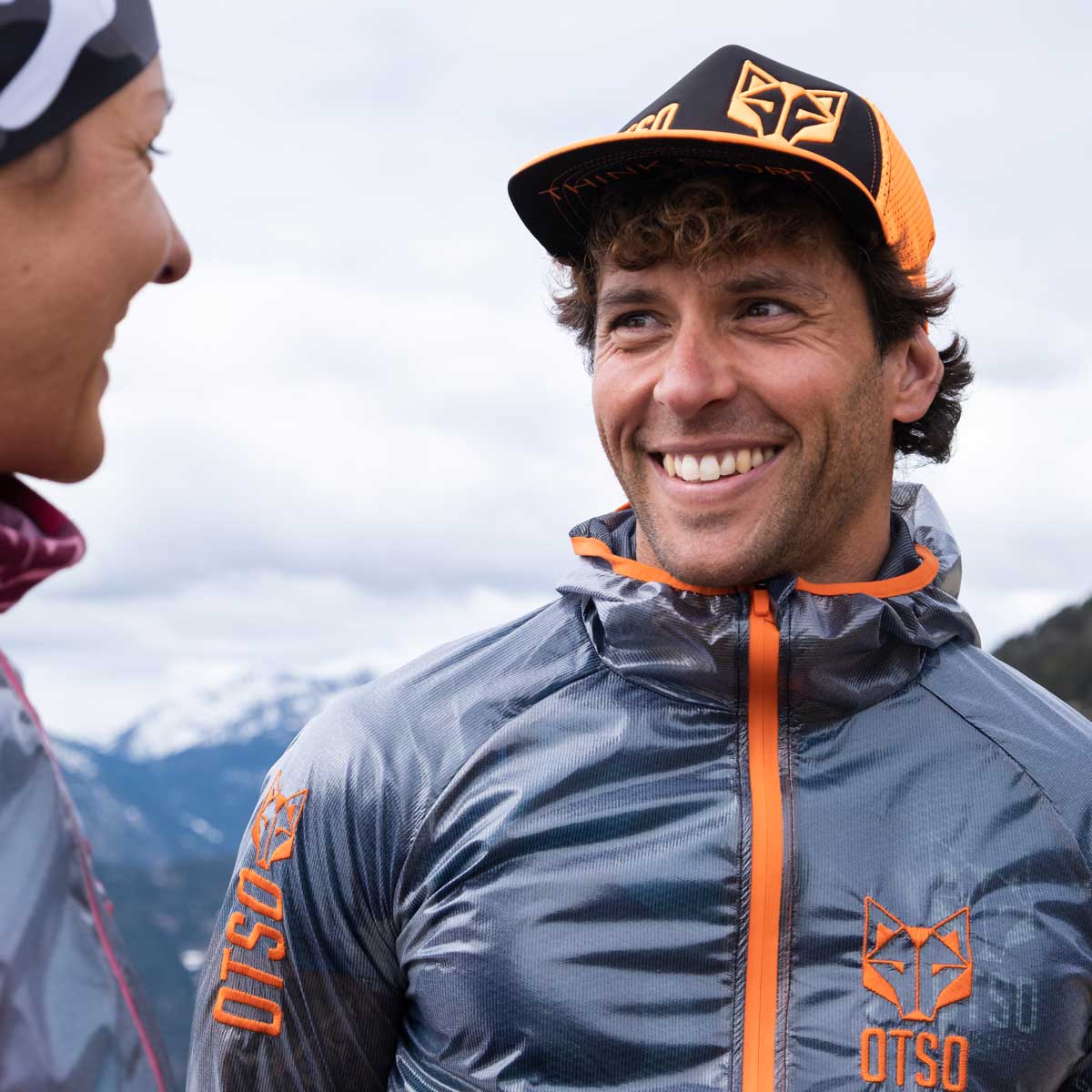 OTSO Wasserdichte Laufjacke - Black & Fluo Orange – Produktansicht 21
