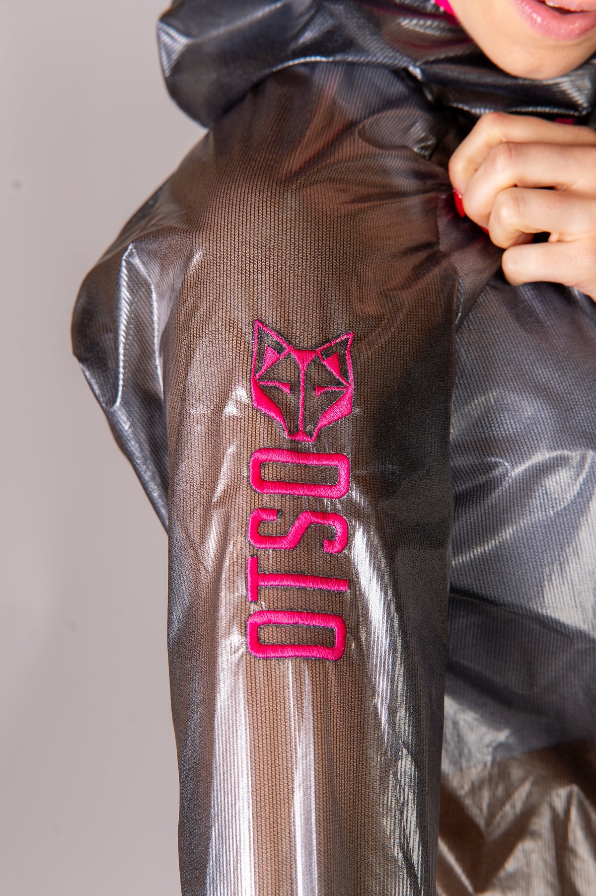 OTSO Wasserdichte Laufjacke - Black & Fluo Pink – Produktansicht 10
