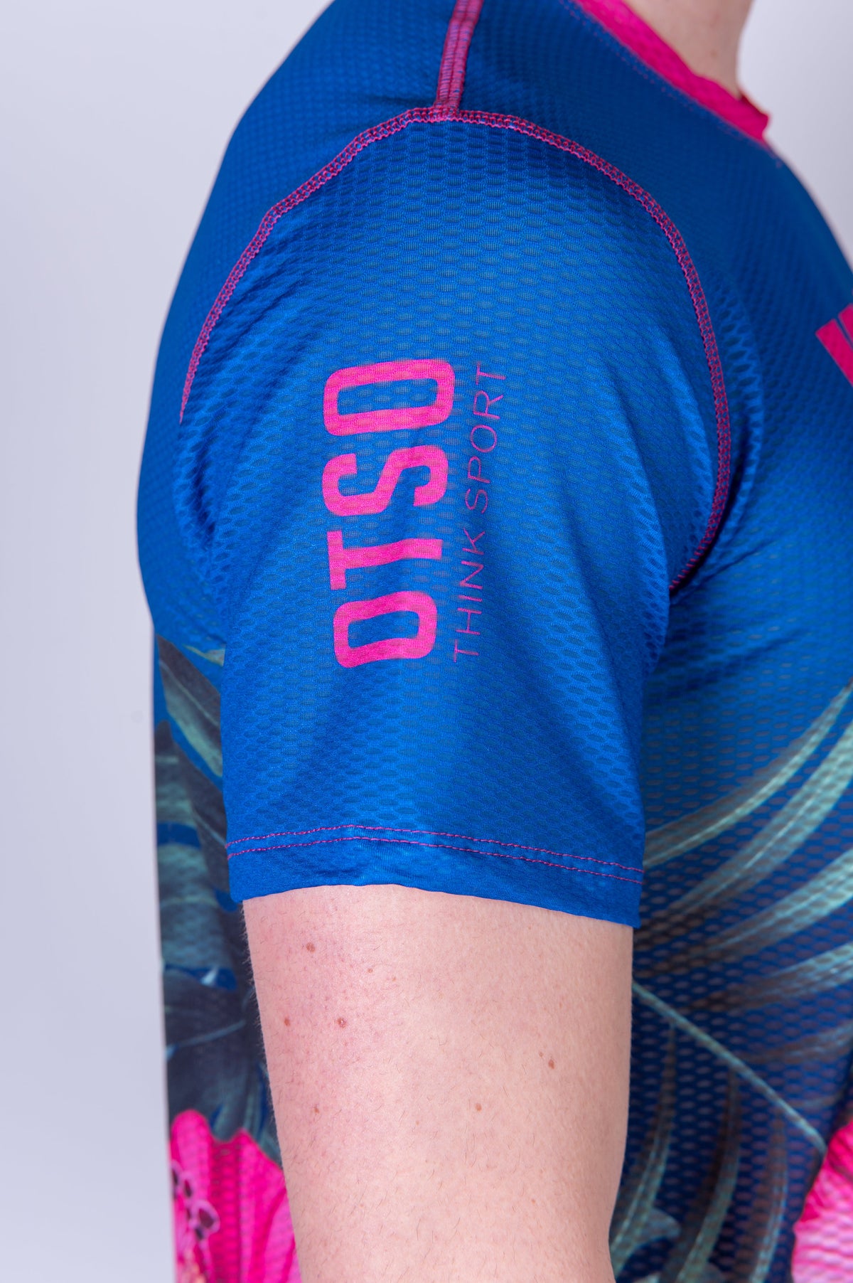 OTSO Herren Kurzarm-Funktionsshirt - Kona Pua Aloalo – Produktansicht 11
