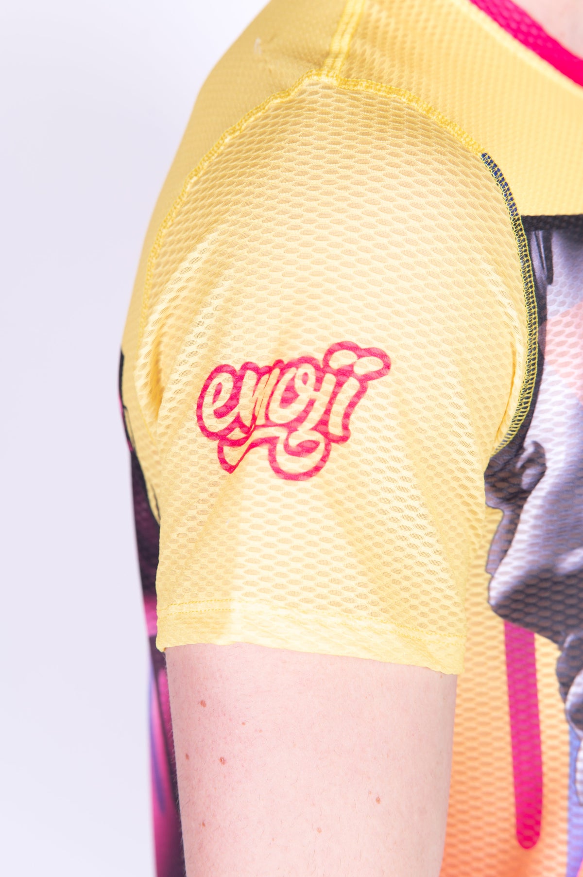OTSO Herren Kurzarm-Funktionsshirt - Emoji Glow-Up – Produktansicht 10