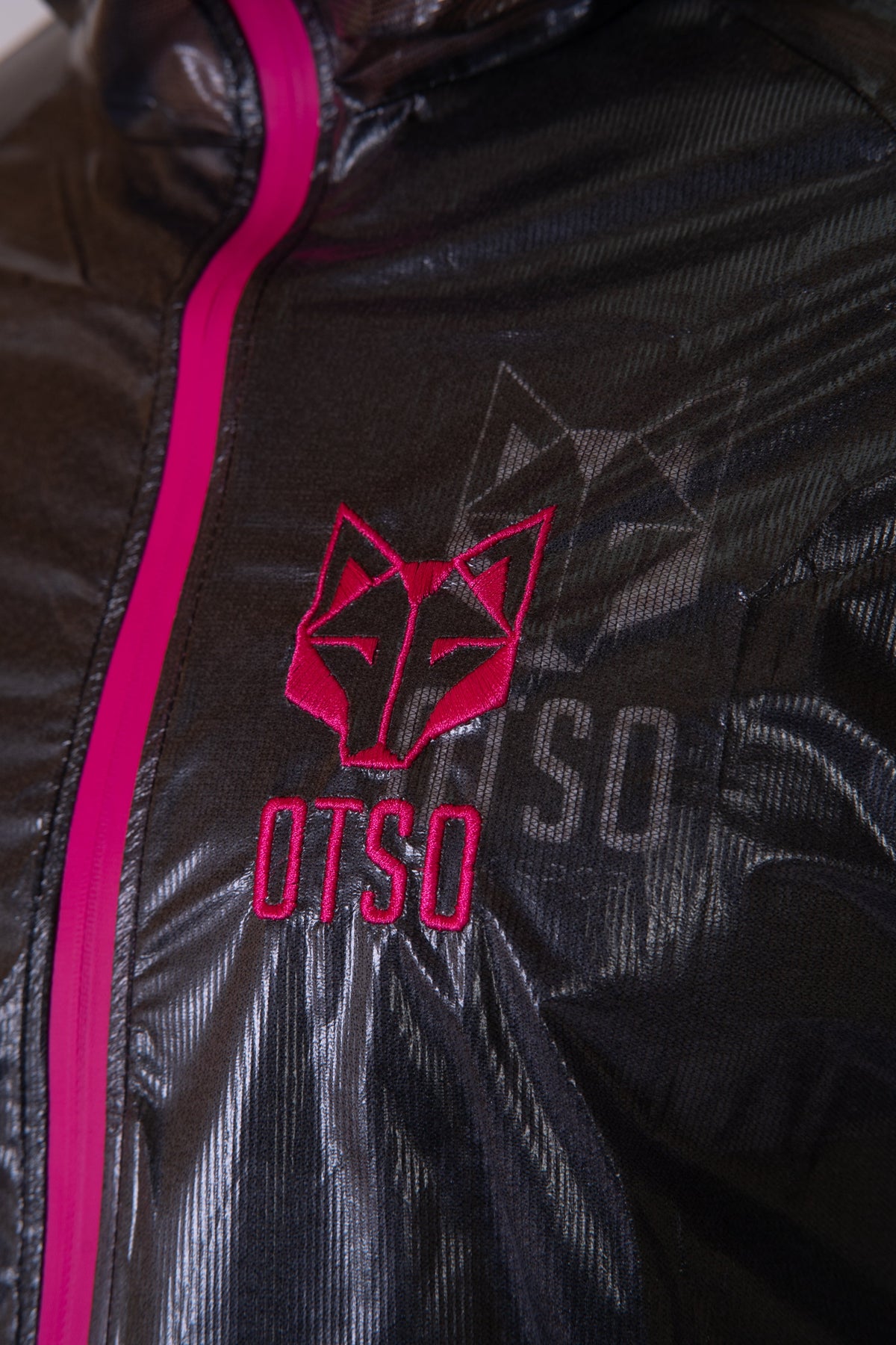 OTSO Wasserdichte Laufjacke - Black & Fluo Pink – Produktansicht 19