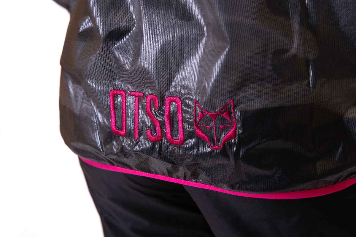 OTSO Wasserdichte Laufjacke - Black & Fluo Pink – Produktansicht 13