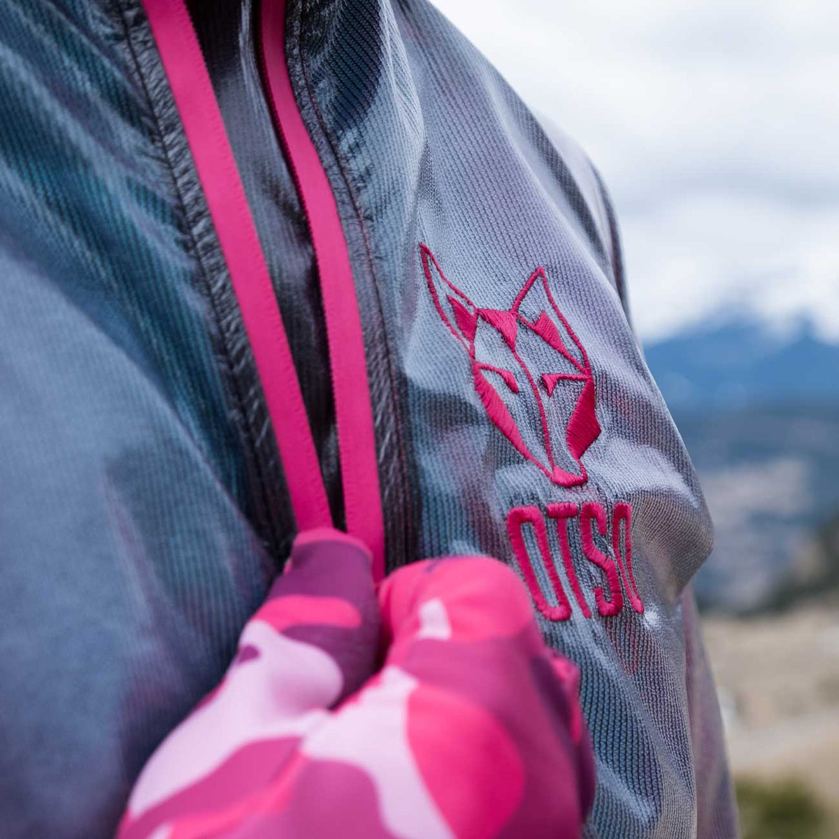 OTSO Wasserdichte Laufjacke - Black & Fluo Pink – Produktansicht 23