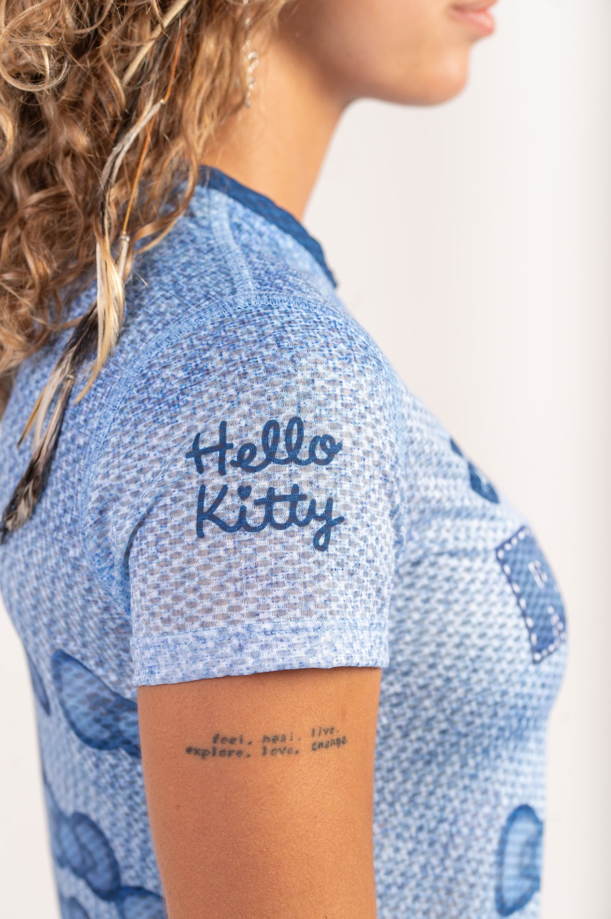 OTSO Damen/Mädchen Kurzarm-Funktionsshirt - Hello Kitty Denim – Produktansicht 11