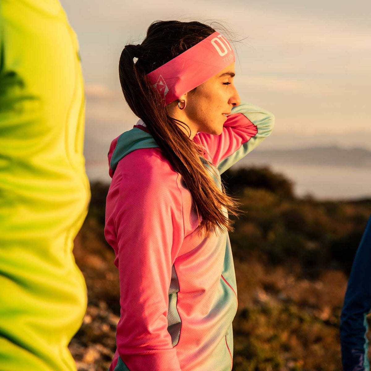 OTSO Unisex Sport-Hoodie - Fluo Pink & Light Blue – Produktansicht 21